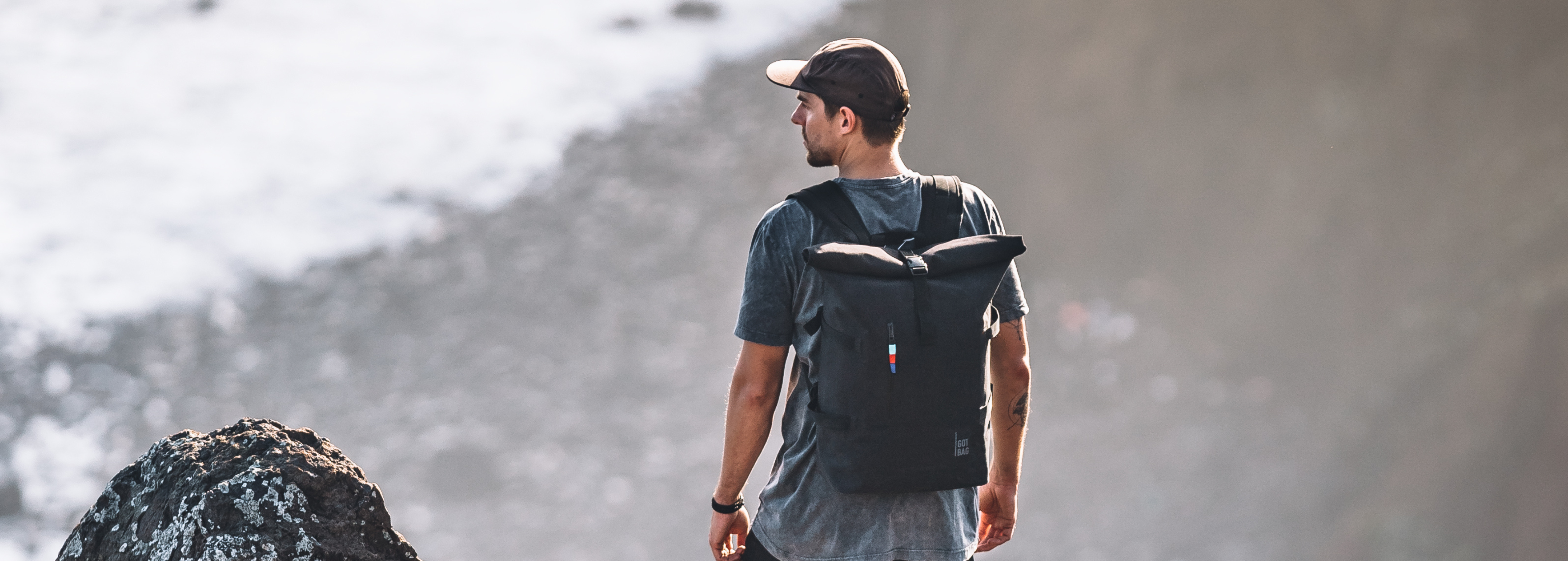 Mann auf Berg mit Rucksack